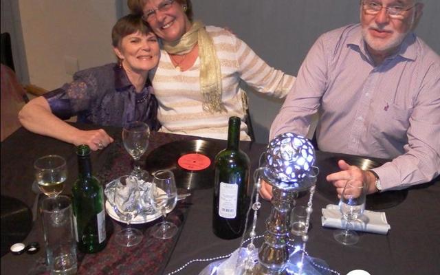 Anita Botha is hier op haar stukke saam met â€˜n kosbare vriendin, Nicolette Botha-Guthrie, voormalige Overstrandse Uitvoerende Burgemeester en diÃ© se vriend, Bob Cameron. Hulle het spesiaal vanaf Hermanus gery om Anita se 70ste verjaardag saam met haar te kom vier.