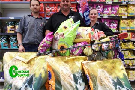 Die onlangse veldbrande naby BARC (Birkenhead Animal Rescue Centre) se hokke, het daartoe gelei dat al die bederfbare voedselvoorraad weggegooi moes word. Die rook- en roet was so erg dat al die kosvoorraad besmet is. OK Foods Gansbaai en Montego Feeds het saamgespan en tot BARC se redding gekom.  â€˜n Groot voorraad honde- en kattekos is verlede Woensdag, 25 Januarie 2017 aan die dierehulp organisasie oorhandig. Dewaldt de Roubaix en Judene Joubert van OK Foods Gansbaai oorhandig die broodnodige skenking aan Nols Jonas (middel), BARC se Veldwagter.