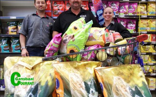 Die onlangse veldbrande naby BARC (Birkenhead Animal Rescue Centre) se hokke, het daartoe gelei dat al die bederfbare voedselvoorraad weggegooi moes word. Die rook- en roet was so erg dat al die kosvoorraad besmet is. OK Foods Gansbaai en Montego Feeds het saamgespan en tot BARC se redding gekom.  â€˜n Groot voorraad honde- en kattekos is verlede Woensdag, 25 Januarie 2017 aan die dierehulp organisasie oorhandig. Dewaldt de Roubaix en Judene Joubert van OK Foods Gansbaai oorhandig die broodnodige skenking aan Nols Jonas (middel), BARC se Veldwagter.