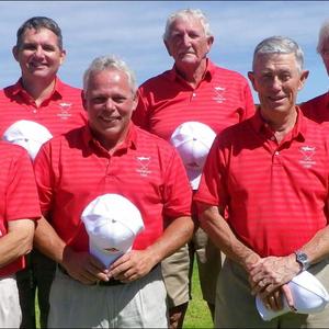 Die â€œou manneâ€ Ligaspan van Gansbaai Gholfklub was volgens hoor-sÃª ietwat neus-optrekkerig teenoor die â€œkindersâ€ van die Gholf Akademie se Theewaterskloof 2  Ligaspan. Met die â€œjongspanâ€ as oorwinnaars, moes die â€œou manneâ€ na afloop van die wedstryd hoed-in-die-hand staan! Voor van links: Johan Coetzee, Jacques Nell (klubkaptein) en Daan Victor (kaptein). Agter van links Pieter Loubser, George Hunt en Sextus Neethling.