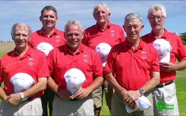 Die â€œou manneâ€ Ligaspan van Gansbaai Gholfklub was volgens hoor-sÃª ietwat neus-optrekkerig teenoor die â€œkindersâ€ van die Gholf Akademie se Theewaterskloof 2  Ligaspan. Met die â€œjongspanâ€ as oorwinnaars, moes die â€œou manneâ€ na afloop van die wedstryd hoed-in-die-hand staan! Voor van links: Johan Coetzee, Jacques Nell (klubkaptein) en Daan Victor (kaptein). Agter van links Pieter Loubser, George Hunt en Sextus Neethling.