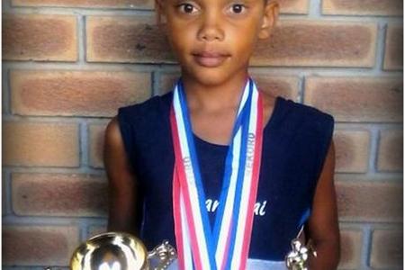 Die tingerige klein Joy Hans (8) het almal verbaas toe sy twee 12 jaar oue rekords laat spat het in die dogters o/9 60m en 80m.  Joy, â€˜n Gr 2 leerder,  kwalifiseer nou vir die tweede fase van die atletiekseisoen - die Walkerbaai Interskole atletiek waar sy teen die bestes in die Overberg gaan meeding.