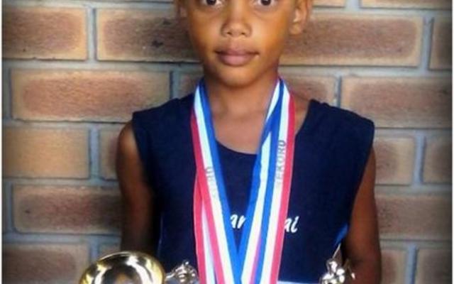 Die tingerige klein Joy Hans (8) het almal verbaas toe sy twee 12 jaar oue rekords laat spat het in die dogters o/9 60m en 80m.  Joy, â€˜n Gr 2 leerder,  kwalifiseer nou vir die tweede fase van die atletiekseisoen - die Walkerbaai Interskole atletiek waar sy teen die bestes in die Overberg gaan meeding.