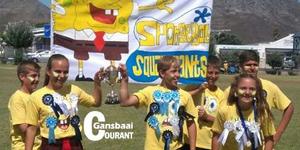 Die opgewonde Geelspan (die â€œSpongeBob SquarePantsâ€), wat die punte-beker gewen het, se spankapteins, Monique Hugo (dogters) en AJ Bosch (seuns) hou die beker trots vas. Saam met hulle is van links Christoff Dahl, NieldrÃ© Groenewald, Charl Eksteen en Nadine Groe-newald. George Groenewald en Casey Foster verskyn nie hier nie.