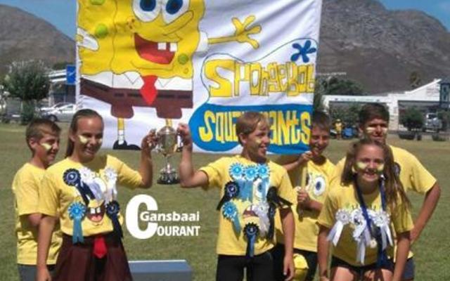 Die opgewonde Geelspan (die â€œSpongeBob SquarePantsâ€), wat die punte-beker gewen het, se spankapteins, Monique Hugo (dogters) en AJ Bosch (seuns) hou die beker trots vas. Saam met hulle is van links Christoff Dahl, NieldrÃ© Groenewald, Charl Eksteen en Nadine Groe-newald. George Groenewald en Casey Foster verskyn nie hier nie.
