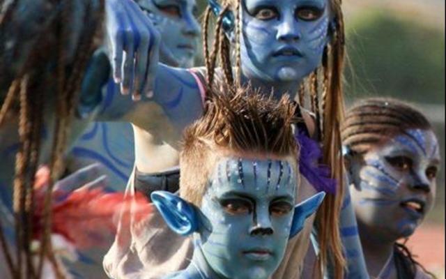 Cool â€“ very cool!  Die Blouspan het as die Navi-stam in Avatars opgedraf en die skare het gejuig! Voor is Gavin Middleton, met Kyra van Niekerk agter hom, Veno van Vuuren links van haar en Jay-Andra Pieters regs.