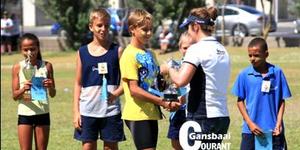 AJ Bosch  ontvang  die  wenbeker  namens die Geelspan van Leana Botbyl.  GenÃ© Cornelius, Daniel Hanekom en Francois Goosen staan by.