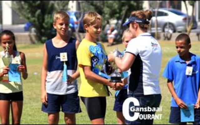 AJ Bosch  ontvang  die  wenbeker  namens die Geelspan van Leana Botbyl.  GenÃ© Cornelius, Daniel Hanekom en Francois Goosen staan by.