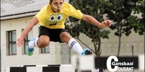 AJ Bosch, die Geelspan se seunsspankaptein maak hier korte mette van sy hekkies-item.