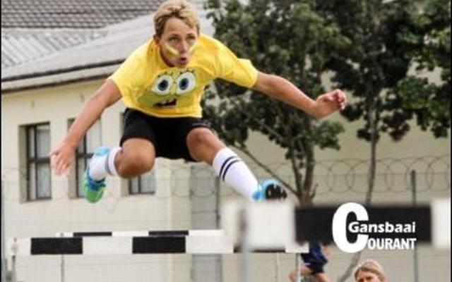 AJ Bosch, die Geelspan se seunsspankaptein maak hier korte mette van sy hekkies-item.