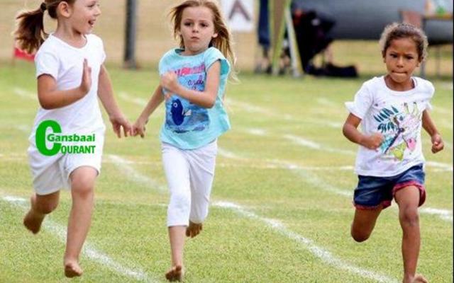 Hierdie drie Gr Râ€™e hardloop so al wat hulle kan.Van links: Celine Vollenhoven, Surita Viljoen en Tiana Gumbrill. 