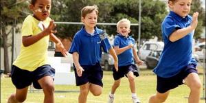 Dit is duidelik dat die Graad Eentjies hulle naellope verskillend benader.  Tweede van links probeer Johan van Staden sy bes om by sy tweelingboetie, Kobus, wat heel voor hardloop, uit te kom.  Justin Bailey veg links ernstig vir â€˜n wenplek en Nathan Pappas agter hulle, geniet sy atletiek.