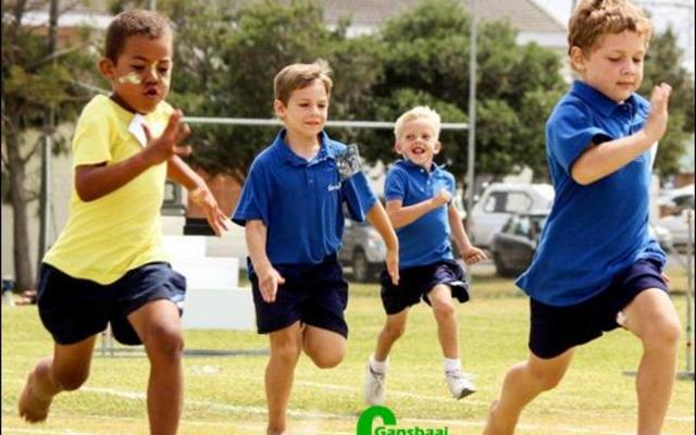 Dit is duidelik dat die Graad Eentjies hulle naellope verskillend benader.  Tweede van links probeer Johan van Staden sy bes om by sy tweelingboetie, Kobus, wat heel voor hardloop, uit te kom.  Justin Bailey veg links ernstig vir â€˜n wenplek en Nathan Pappas agter hulle, geniet sy atletiek.