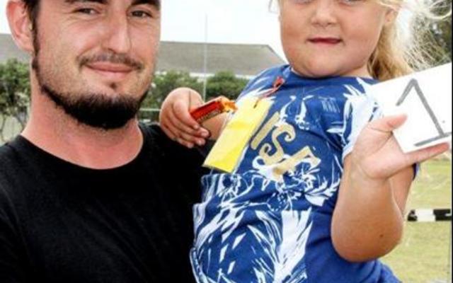 â€˜n Trotse pa, Ulrich Wessels hou sy dogtertjie, Laylah-Jade, â€˜n pre-Gr R van De Kleine Gansies vas. Sy het â€˜n eerste plek in haar afdeling verower.