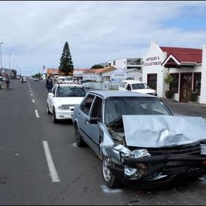 Die bestuurder van hierdie blou Toyota Corolla was onder die invloed van alkohol toe hy in Hoofstraat teen â€˜n hoÃ« spoed agter in Jack Doyle se gehuurde voertuig vasgery het.