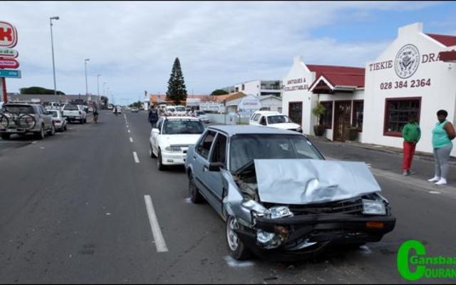Die bestuurder van hierdie blou Toyota Corolla was onder die invloed van alkohol toe hy in Hoofstraat teen â€˜n hoÃ« spoed agter in Jack Doyle se gehuurde voertuig vasgery het.