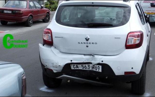 Jack Doyle se gehuurde wit Renault Sandero waarteen die Toyota gebots het. 