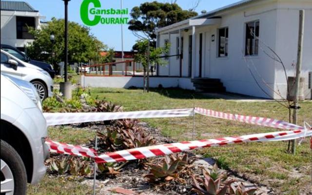 Die afgebakende area met verkeerslint waar die dikkoppie haar twee eiers gelÃª het.