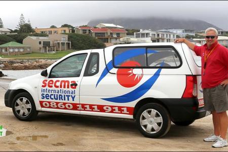 Bryan Chambers van Secma Security wat nog â€˜n reaksie-voertuig by hulle vloot gevoeg het om die Kleinbaai-omgewing te diens.  