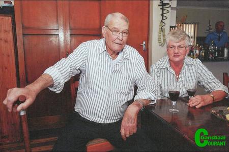 In gelukkiger dae -  Bertus Botha en sy eggenote, Suna ontspan met â€˜n glasie rooiwyn nÃ¡ sy finale aftrede op 25 September 2016.  