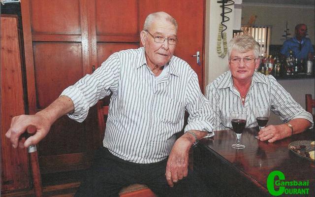 In gelukkiger dae -  Bertus Botha en sy eggenote, Suna ontspan met â€˜n glasie rooiwyn nÃ¡ sy finale aftrede op 25 September 2016.  