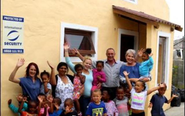 OK Foods Gansbaai het â€˜n naambord geborg vir die Strandlopertjie Bewaarskool in Blompark.  â€˜n Baie dankbare skoolhoof, Priscilla CronjÃ©, staan links, met Joleze Sauls (die kok), Jeanie Groenewald (opvoeder) en Chris en Petra van Rensburg, eienaars van OK  Foods Gansbaai saam met die opgewonde kleinspan.