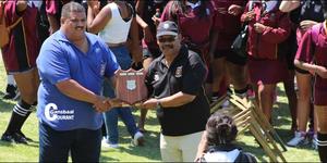 â€˜n Trotse mnr Tommy Wilson, skoolhoof van Gansbaai Academia (regs) ontvang die gesogte trofee van Albert Myburgh se skoolhoof. 