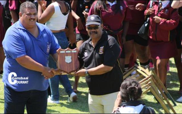 â€˜n Trotse mnr Tommy Wilson, skoolhoof van Gansbaai Academia (regs) ontvang die gesogte trofee van Albert Myburgh se skoolhoof. 