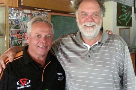 Dr Hugo Groenewald (regs), wenner van die Maandelikse Houespel, staan hier saam met die klubkaptein, Jacques Nell.