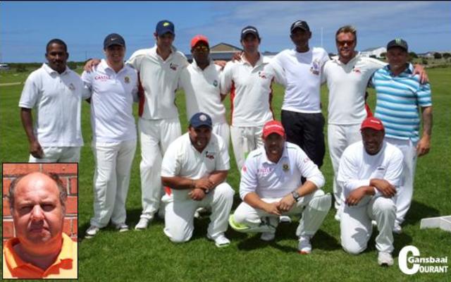  Die Gansbaai Kieketspan wat goed op dreef is na die Burgemeesterstrofee Finaal. Voor van links: Juan Havenga, Andre Hage en Emile Julies. Agter vlnr Melvin Tobias, Jonathan Doyle, Christo Swart, Gurchwin Davids, Corrie Avenant, Ralp-Vino Richter, Dirk Swart en Hennie Schreuder. Inlas: Gansbaai Courant se krieketverslaggewer, Heinrich Vermeulen.  