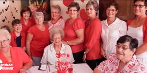Valentynsdag se vreugdevure het Dinsdag, 14 Februarie 2017 voluit gebrand. Herberg-aan-See se inwoners is nie agterweÃ« gelaat nie. Gansbaai Goue Hande, bekend vir hul enorme werk by die tehuis, het â€˜n spesiale Valentynsontbyt vir die inwoners voorgesit. Agter vlnr Anita Botha, Loretta van Zyl, Francia van Dyk (sameroeper), Suzie Rademan, Jeanette Crafford, Amanda le Roux, Elra le Roux, Sally Bezuidenhout en Uten de Milander. Voor vlnr is 3 inwoners, Suster Linda Meyer, Hermiena Groenewald en Annette Otto. 