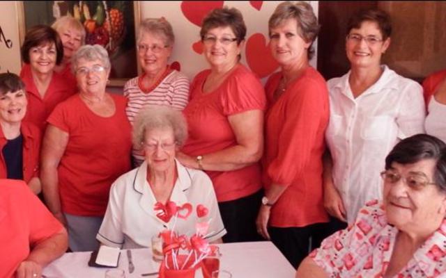 Valentynsdag se vreugdevure het Dinsdag, 14 Februarie 2017 voluit gebrand. Herberg-aan-See se inwoners is nie agterweÃ« gelaat nie. Gansbaai Goue Hande, bekend vir hul enorme werk by die tehuis, het â€˜n spesiale Valentynsontbyt vir die inwoners voorgesit. Agter vlnr Anita Botha, Loretta van Zyl, Francia van Dyk (sameroeper), Suzie Rademan, Jeanette Crafford, Amanda le Roux, Elra le Roux, Sally Bezuidenhout en Uten de Milander. Voor vlnr is 3 inwoners, Suster Linda Meyer, Hermiena Groenewald en Annette Otto. 