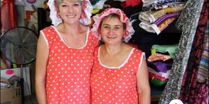 Lee-Ann van den Berg (links) en Jeanette Vermeulen van Bon-Bon Materiale het heel gepas vir Valentynsdag se tussen hulle materiale aangetrek.