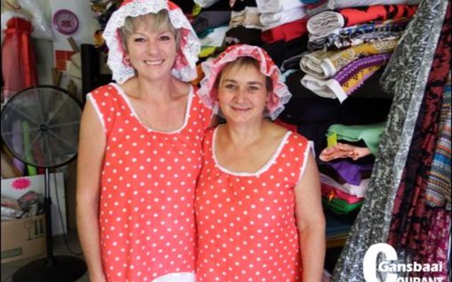 Lee-Ann van den Berg (links) en Jeanette Vermeulen van Bon-Bon Materiale het heel gepas vir Valentynsdag se tussen hulle materiale aangetrek.