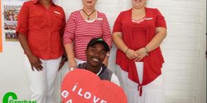 Gansbaai Toerisme kon Valentynsdag nog nooit weerstaan nie. Voor sit Akhona Jordaan en agter vlnr is  Maureen Valentine (op Valentynsdag), Glenda Kitley (Bestuurder) en Doulene Els. 