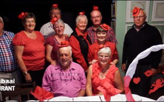 Johan en Elcine Hulme het op â€˜n Valentynsete vir vriende besluit. Hulle twee sit voor en agter vlnr is Dawie en Amanda le Roux, John en Marlene van Rooyen (agter mekaar), Seffie en Hettie Esterhuyse, Anita Botha en ds Dirk van Dyk. 