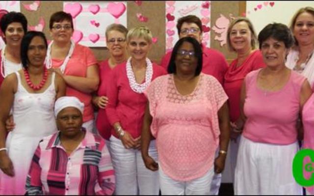 Hierdie groep rooi-getooide dames is almal personeellede van Gansbaai Munisipaliteit Administrasie en het selfs die kliÃ«nte opgewonde oor Valentynsdag gehad.