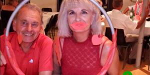 Gerrit Cloete en Stella Swart loer deur â€˜n versierde hoepel, met Stella se rooi lippe wat ietwat aan die groot kant lyk!