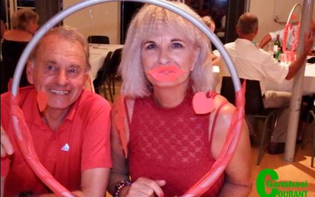 Gerrit Cloete en Stella Swart loer deur â€˜n versierde hoepel, met Stella se rooi lippe wat ietwat aan die groot kant lyk!