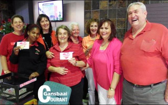 Gansbaai Superspar het hartjie-koekies aan kliÃ«nte uitgedeel. Vlnr Anneline, Fundiswa, Lea, Laetitia, Jakkie, Riana, Mariette en hulle glimlaggende kliÃ«nt, Dawid Roos van De Kelders.