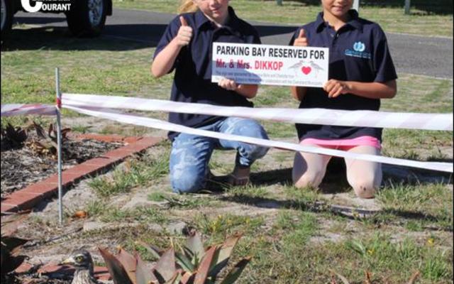 Twee meisies van die Generation School Hermanus,Â  Theresa-Belle Boothway en Charlotte Westerhout, was baie beÃ¯ndruk met Overstrand Munisipaliteit se afbakening van â€˜n dikkoppie broeipaar se nes met verkeerslinte agter die hofgebou. Hulle het in samewerking met die munisipaliteit â€˜n spesiale padteken daar laat aanbring: â€œParking Bay Reserved for Mr & Mrs Dikkopâ€!