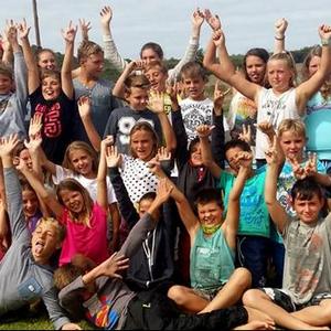 Die groot groep het opgewonde vir die kamera gewaai, maar was ietwat hartseer om aan die einde van die kamp totsiens te sÃª. 