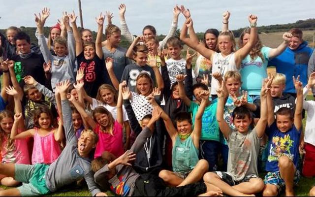 Die groot groep het opgewonde vir die kamera gewaai, maar was ietwat hartseer om aan die einde van die kamp totsiens te sÃª. 