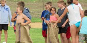 Die sakreisies as deel van die â€œkompetisieâ€-ontspanning was groot pret â€“ mens wonder net of hierdie jongman klere onder sy sak aangehad het!