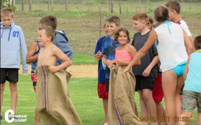 Die sakreisies as deel van die â€œkompetisieâ€-ontspanning was groot pret â€“ mens wonder net of hierdie jongman klere onder sy sak aangehad het!