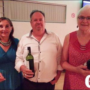 ThÃ©rÃ¨se de Wet (links) het die gelukkige kaartjienommers getrek, met Deon Steyl van Hermanus Elna Batt van Gansbaai wat elk â€˜n bottel wyn gewen het.