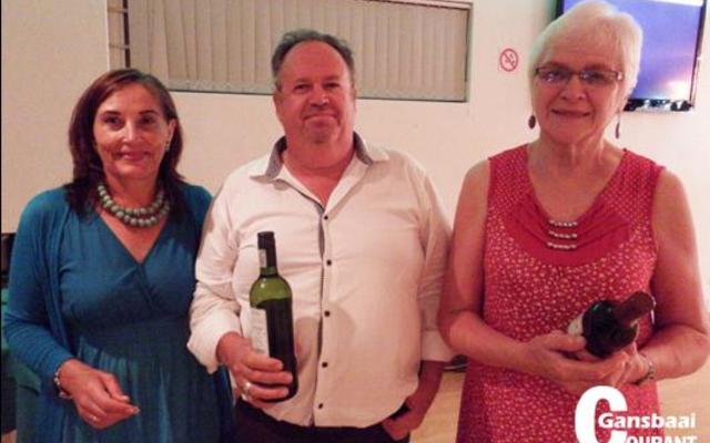 ThÃ©rÃ¨se de Wet (links) het die gelukkige kaartjienommers getrek, met Deon Steyl van Hermanus Elna Batt van Gansbaai wat elk â€˜n bottel wyn gewen het.