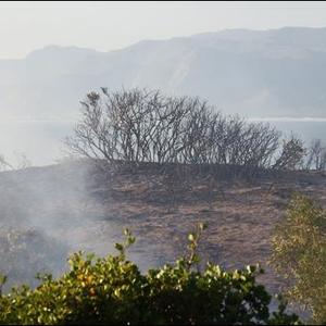â€˜n Veldbrand wat langs die R43 aan Grootbos se kant uitgebreek het, is onverwags deur sterk wind oor die pad in De Kelders se rigting gewaai. Gansbaai Brandweer, â€˜n vliegtuig en â€˜n helikopter was vinnig op die toneel en kon met uitstekende werk daarin slaag om die brand te blus voordat dit tÃ© naby aan De Kelders kon kom. Die vermoede bestaan dat die brand moontlik begin is deur â€˜n bakkie wat â€˜n wiel verloor het.