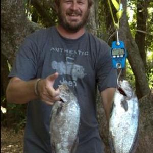 Arno van der Merwe, die Wenner van die Dag, tydens Februarie se kompetisie met sy Bellmanne wat hy gevang het.