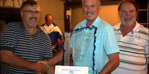 â€˜n Tevrede Eldo Marais (middel) ontvang die trofee as 2016 se Kampioen Hengelaar van Riaan Conradie (links), met Frans Claassen wat toekyk.
